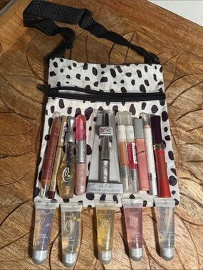 💄NWT Mixed Women’s Lip Gloss & Balm Set — Assorted colors in a cow cross body